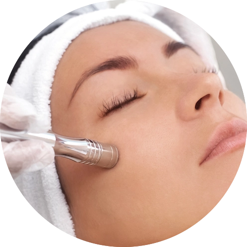 Microdermabrasion Behandlung Microdermabrasion-Behandlung in einem Kosmetikinstitut